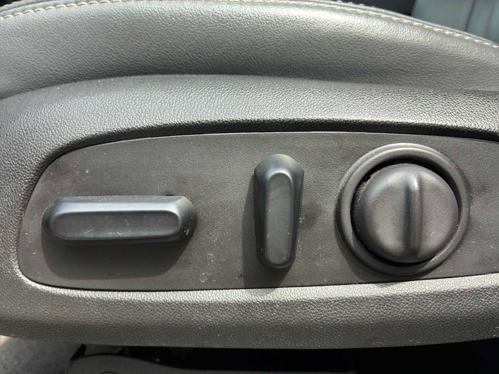 Used 2020 Buick Enclave Essence image 18