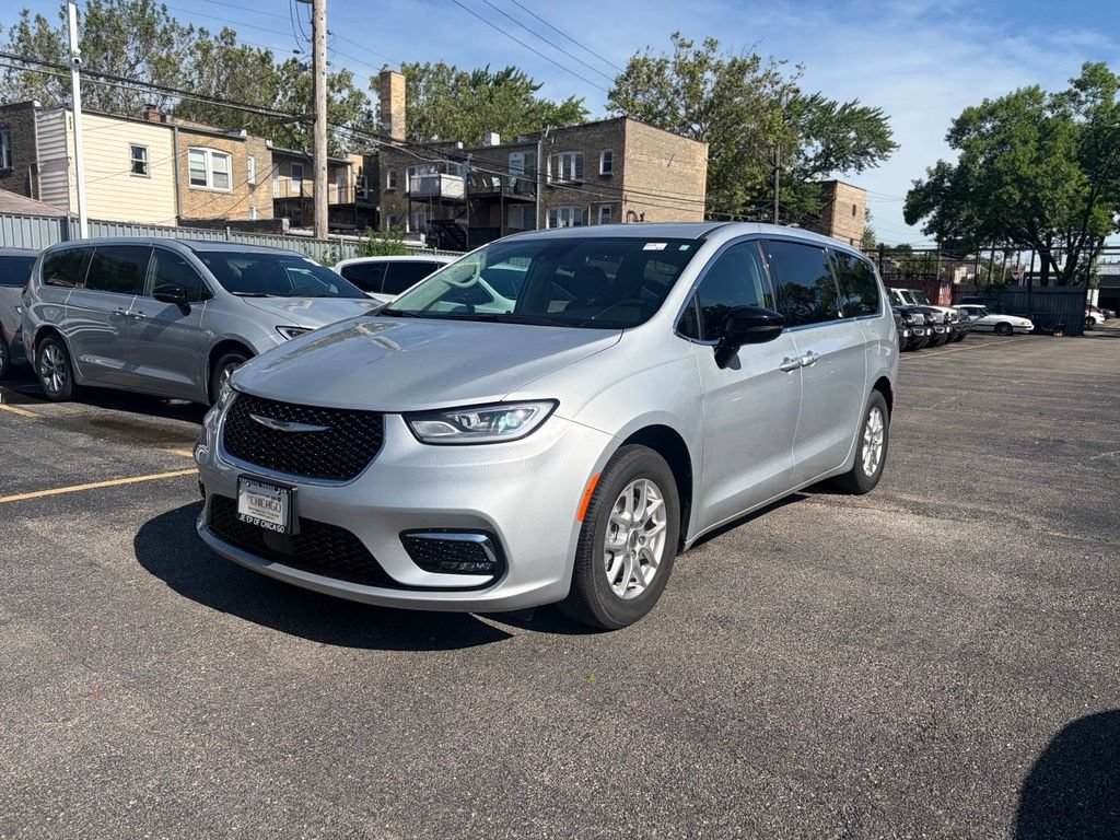 Certified 2024 Chrysler Pacifica Touring-L FWD image 3