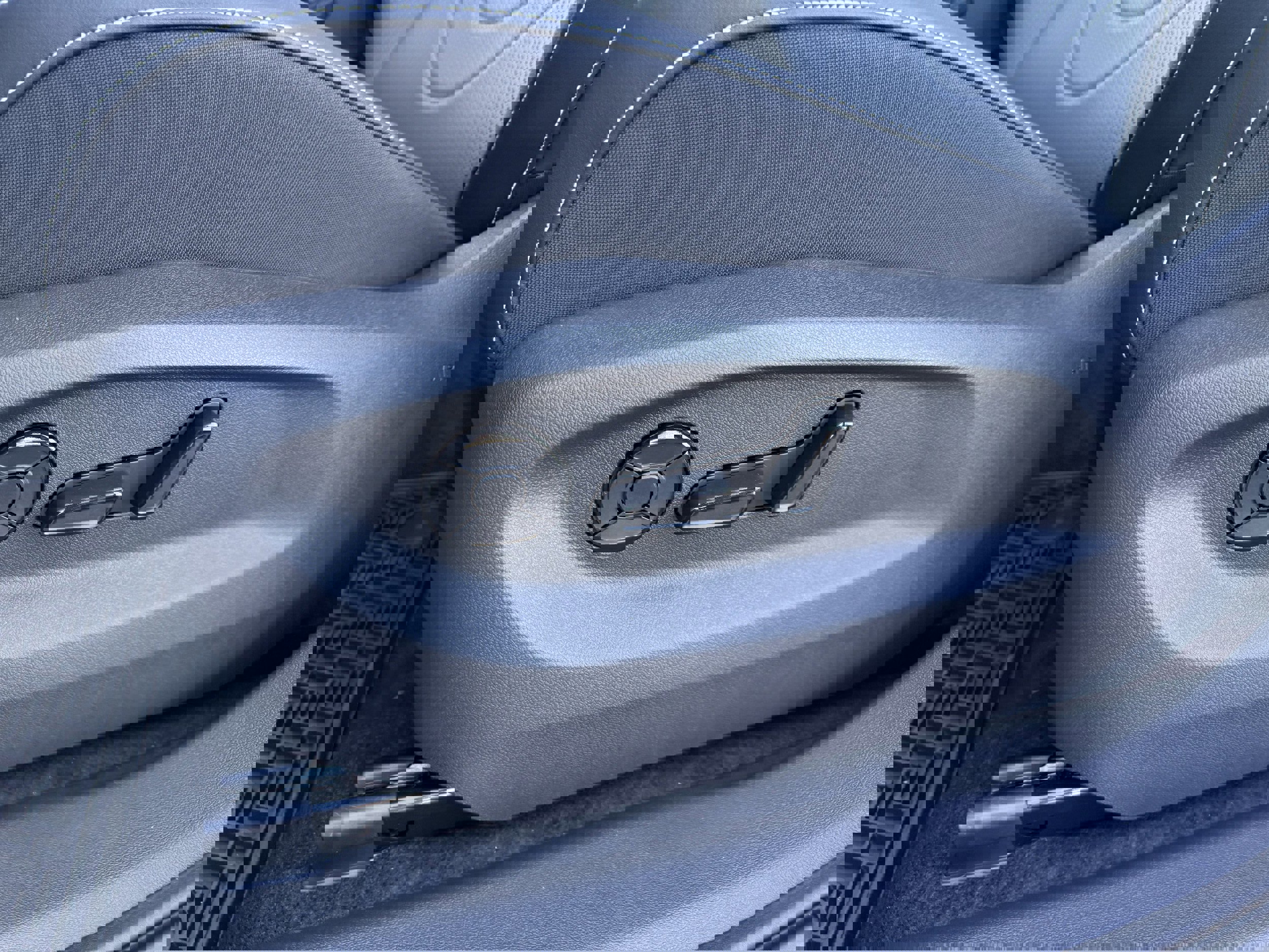 New 2025 Volkswagen Tiguan SE image 12