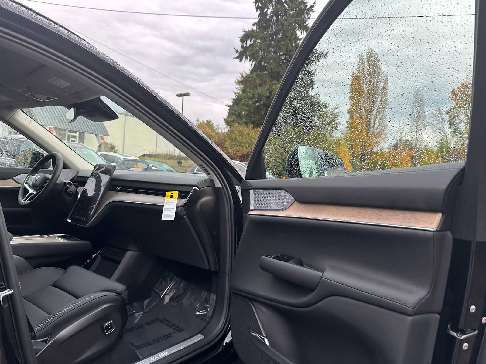 New 2025 Volvo EX90 Ultra w/ Protection Package Premier image 11