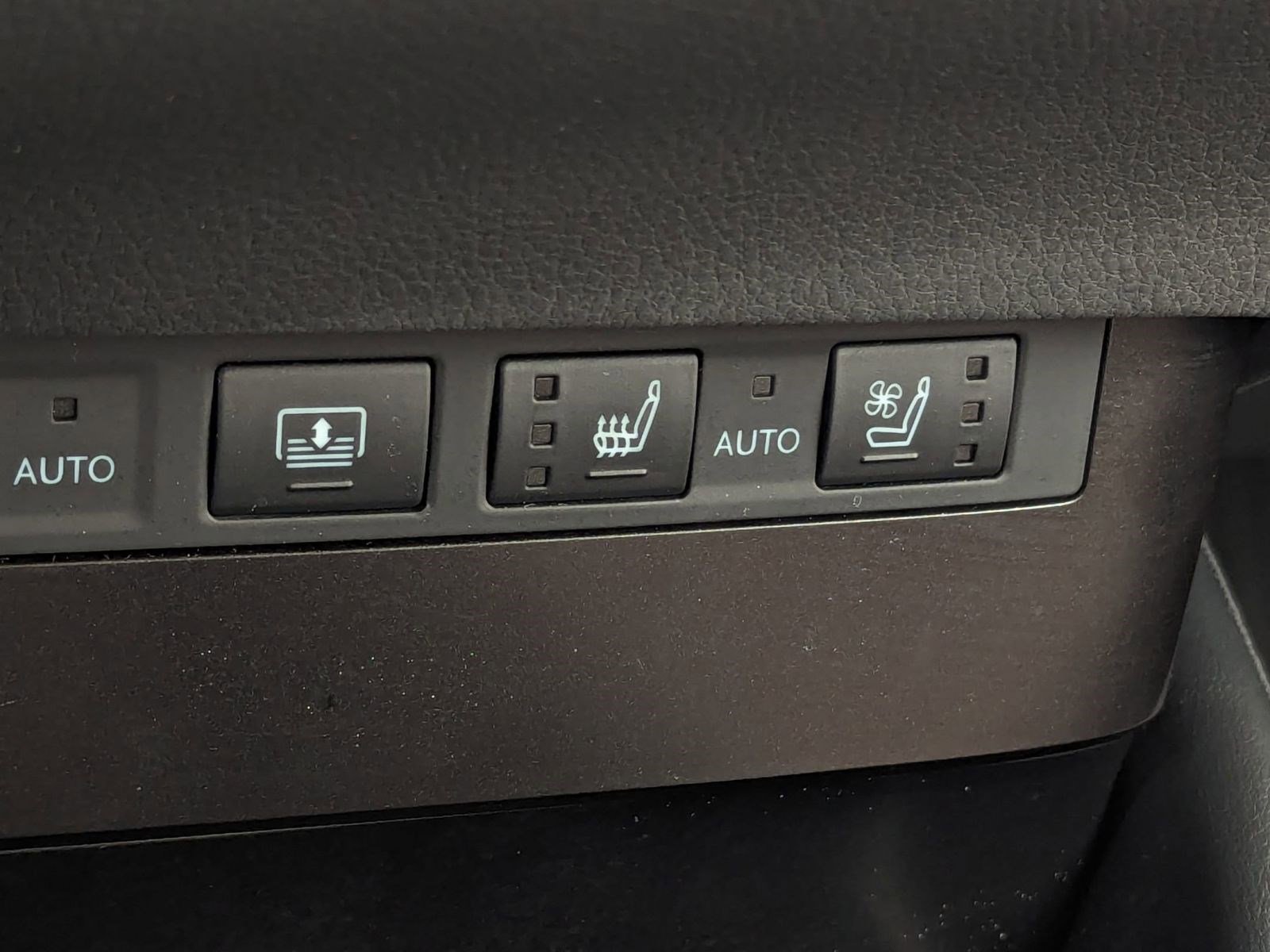 Certified 2025 Lexus ES 300h w/ Luxury Package image 33