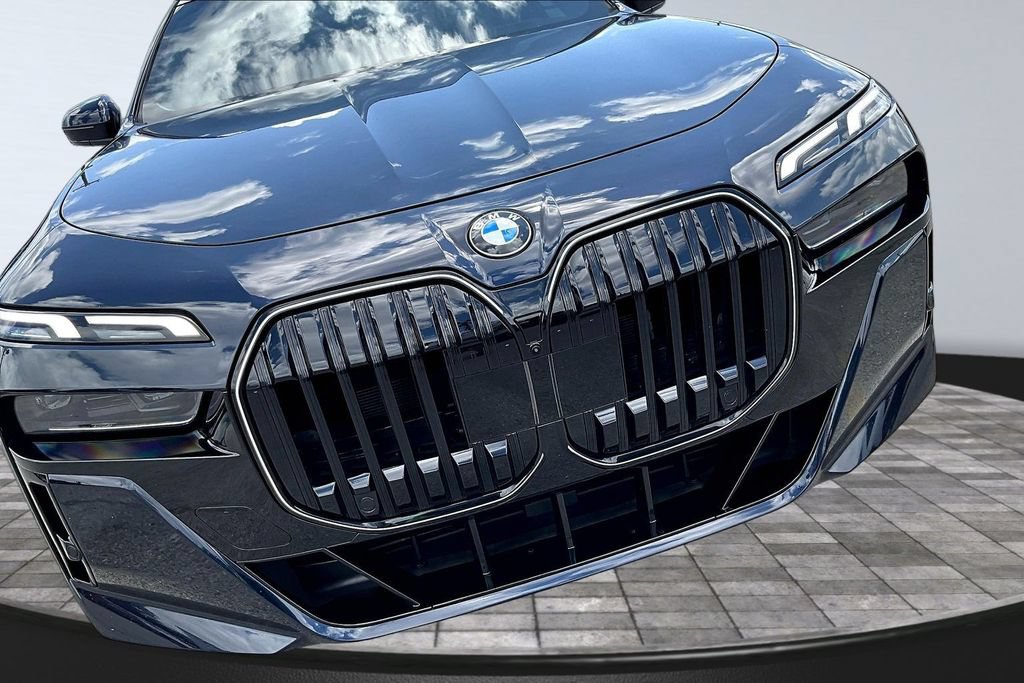 Used 2025 BMW 740i xDrive AWD/4WD image 34