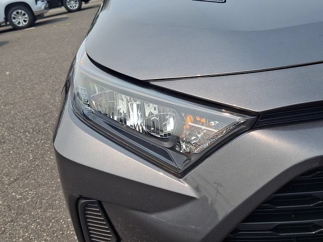 Used 2021 Toyota RAV4 LE AWD/4WD image 9
