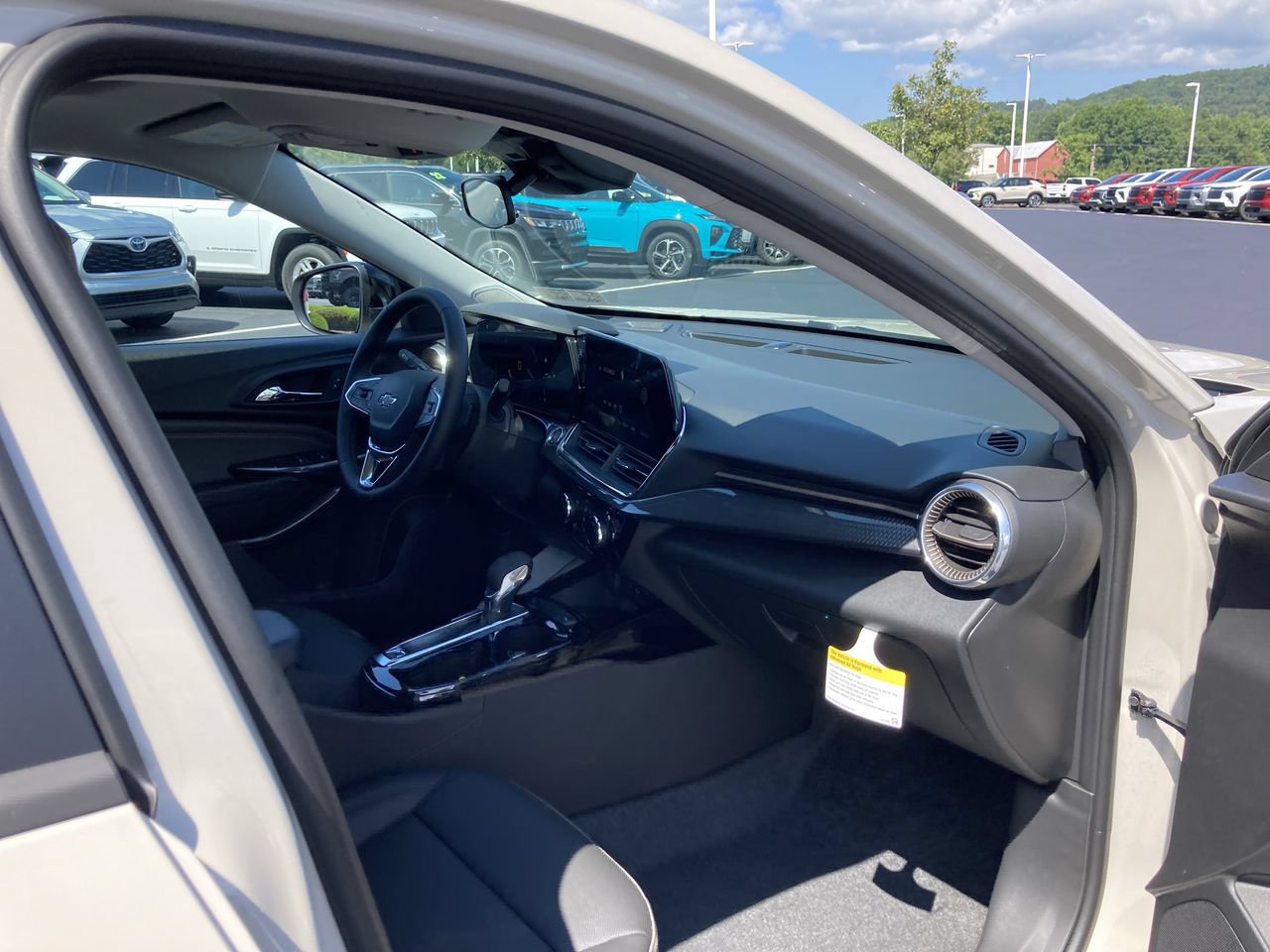 New 2026 Chevrolet Trax ACTIV w/ Sunroof Package FWD image 17