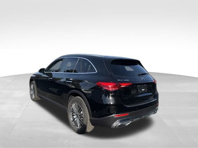 Used 2025 Mercedes-Benz GLC 300 4MATIC image 4