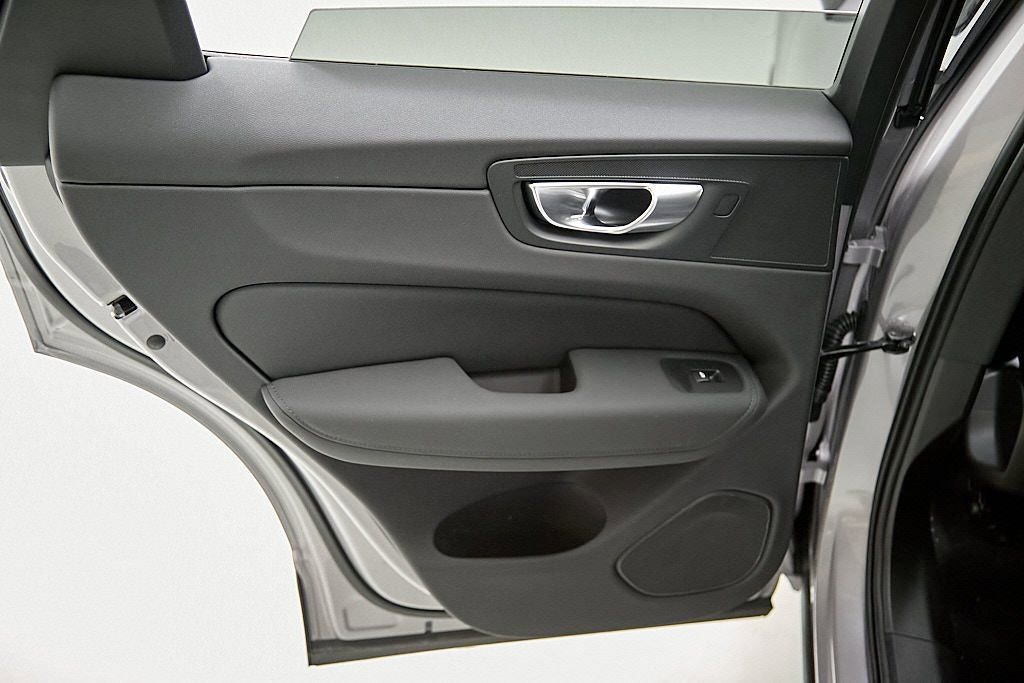 New 2026 Volvo XC60 B5 Core w/ Climate Package image 18