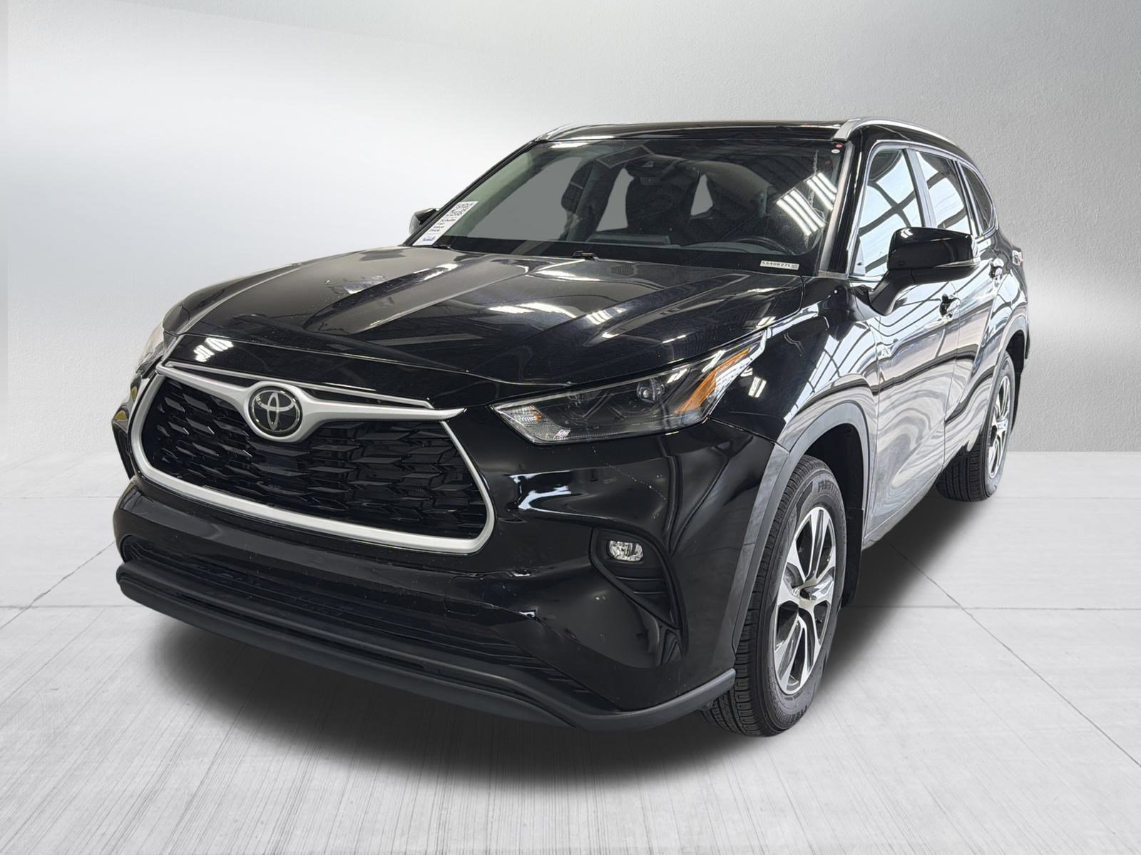 Used 2024 Toyota Highlander XLE image 3