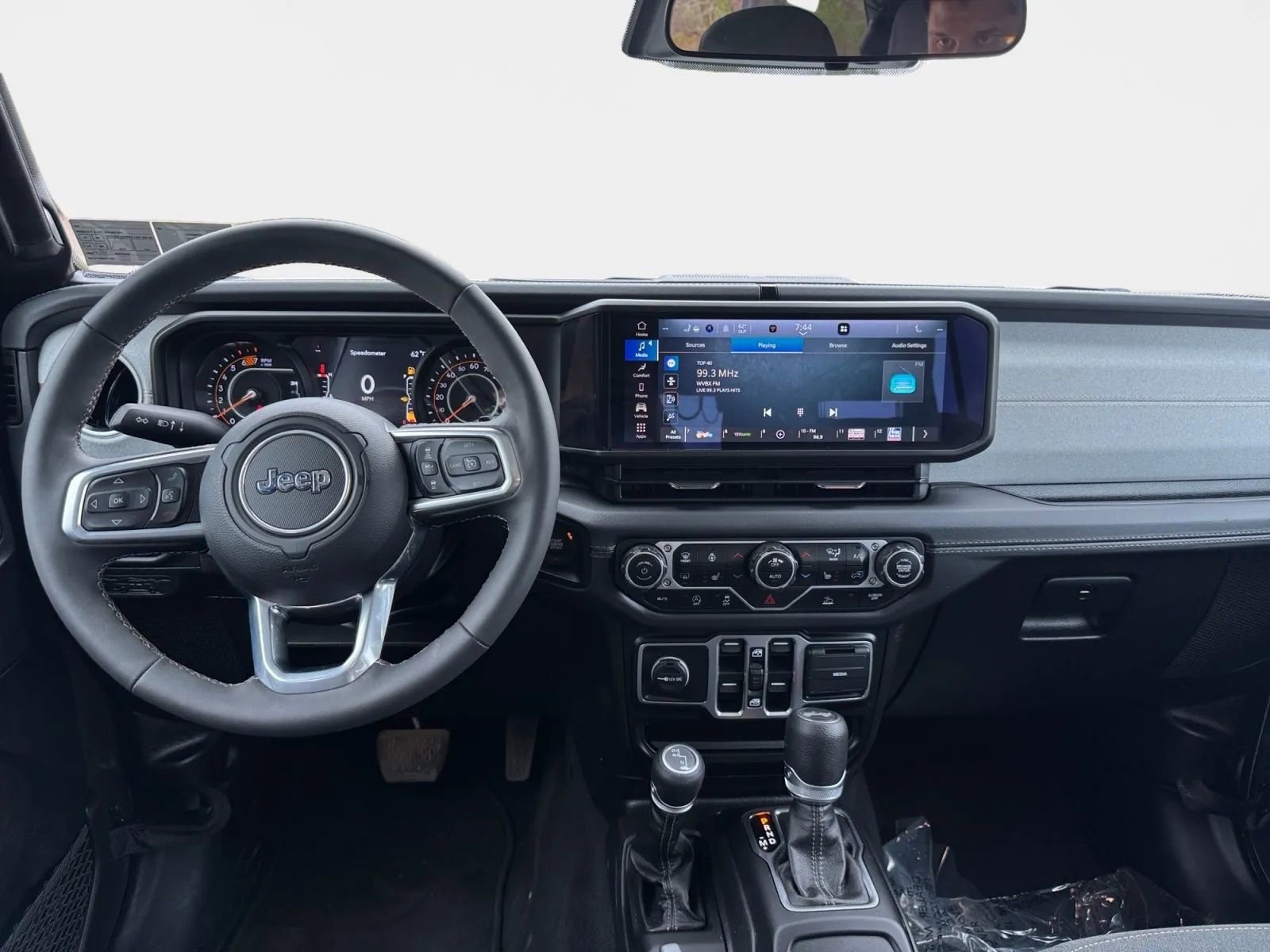 Used 2025 Jeep Wrangler Unlimited Sahara image 12