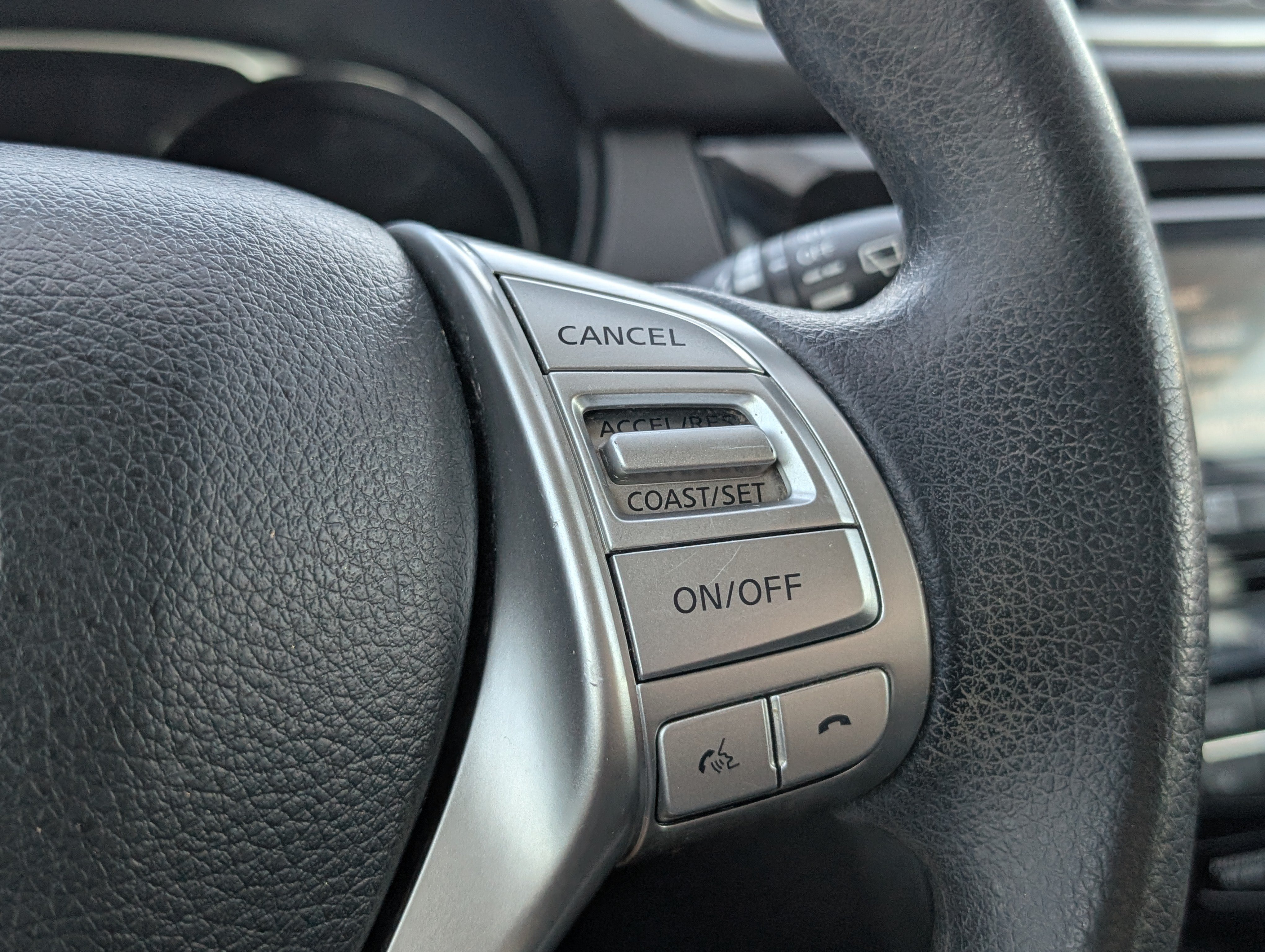 Used 2015 Nissan Rogue SV FWD image 24