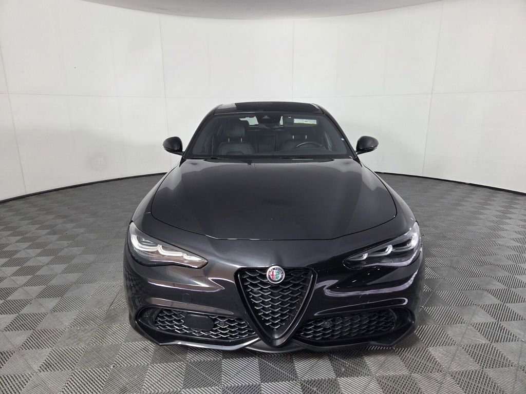 Used 2024 Alfa Romeo Giulia Veloce image 3