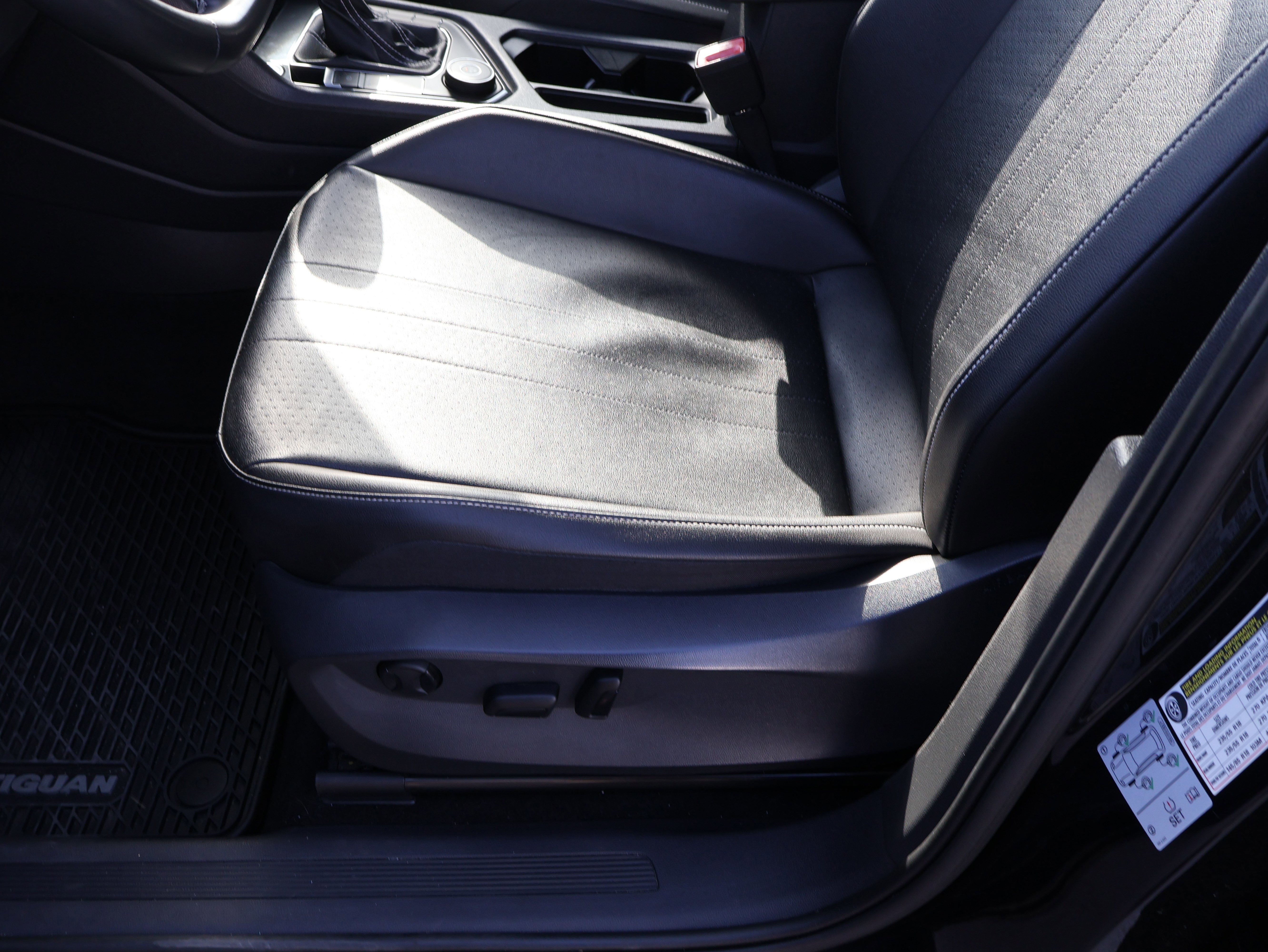 Used 2022 Volkswagen Tiguan SE w/ Panoramic Sunroof Package image 39