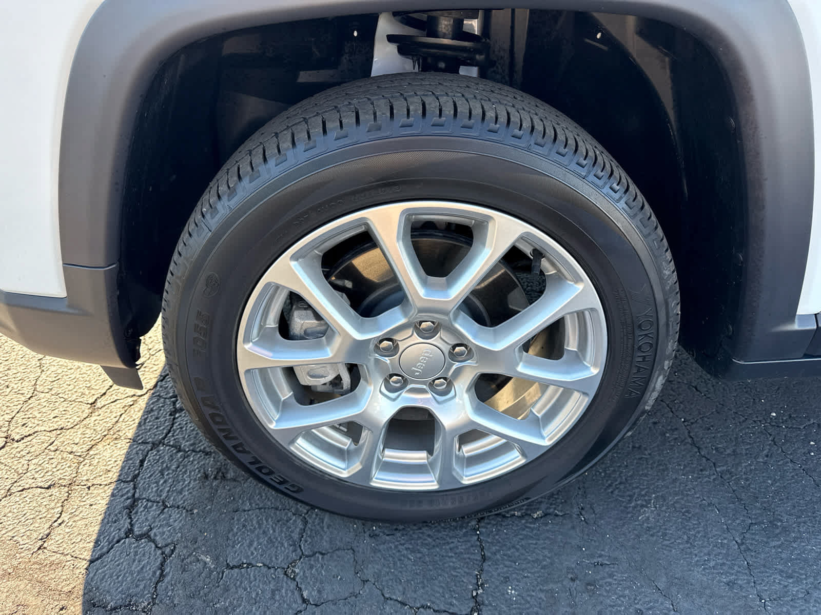 Used 2024 Jeep Compass Latitude w/ Sun and Sound Group AWD/4WD image 9