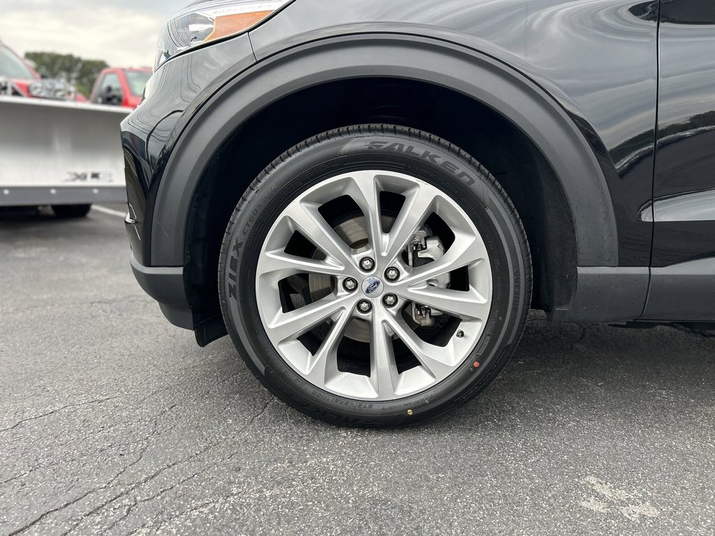 Certified 2022 Ford Explorer Platinum w/ Equipment Group 601A image 11