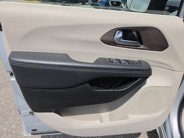 Used 2023 Chrysler Voyager LX FWD image 15