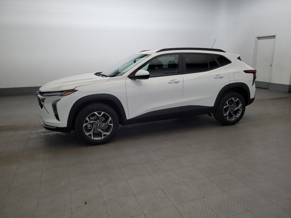 Used 2025 Chevrolet Trax LT FWD image 2