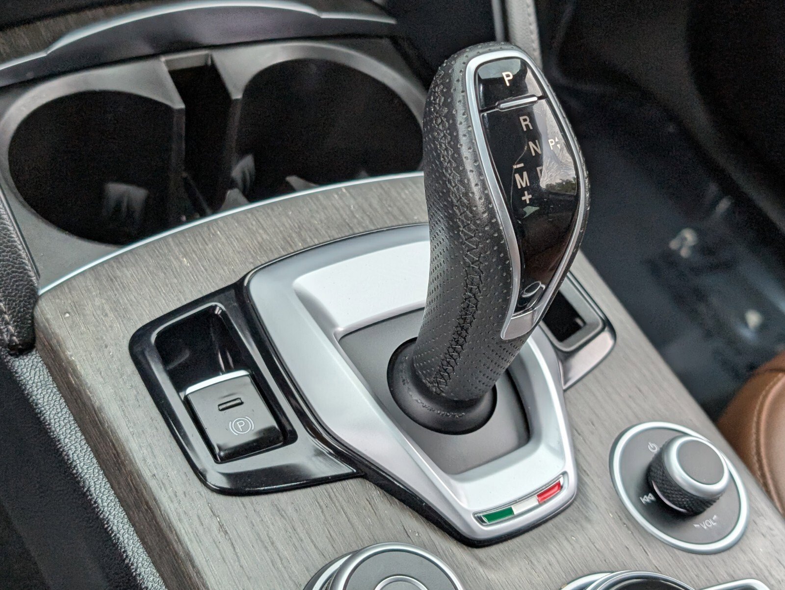 Used 2023 Alfa Romeo Stelvio Ti image 30