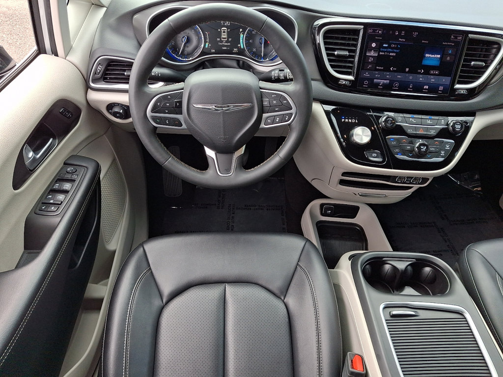 Used 2024 Chrysler Pacifica Touring-L FWD image 22