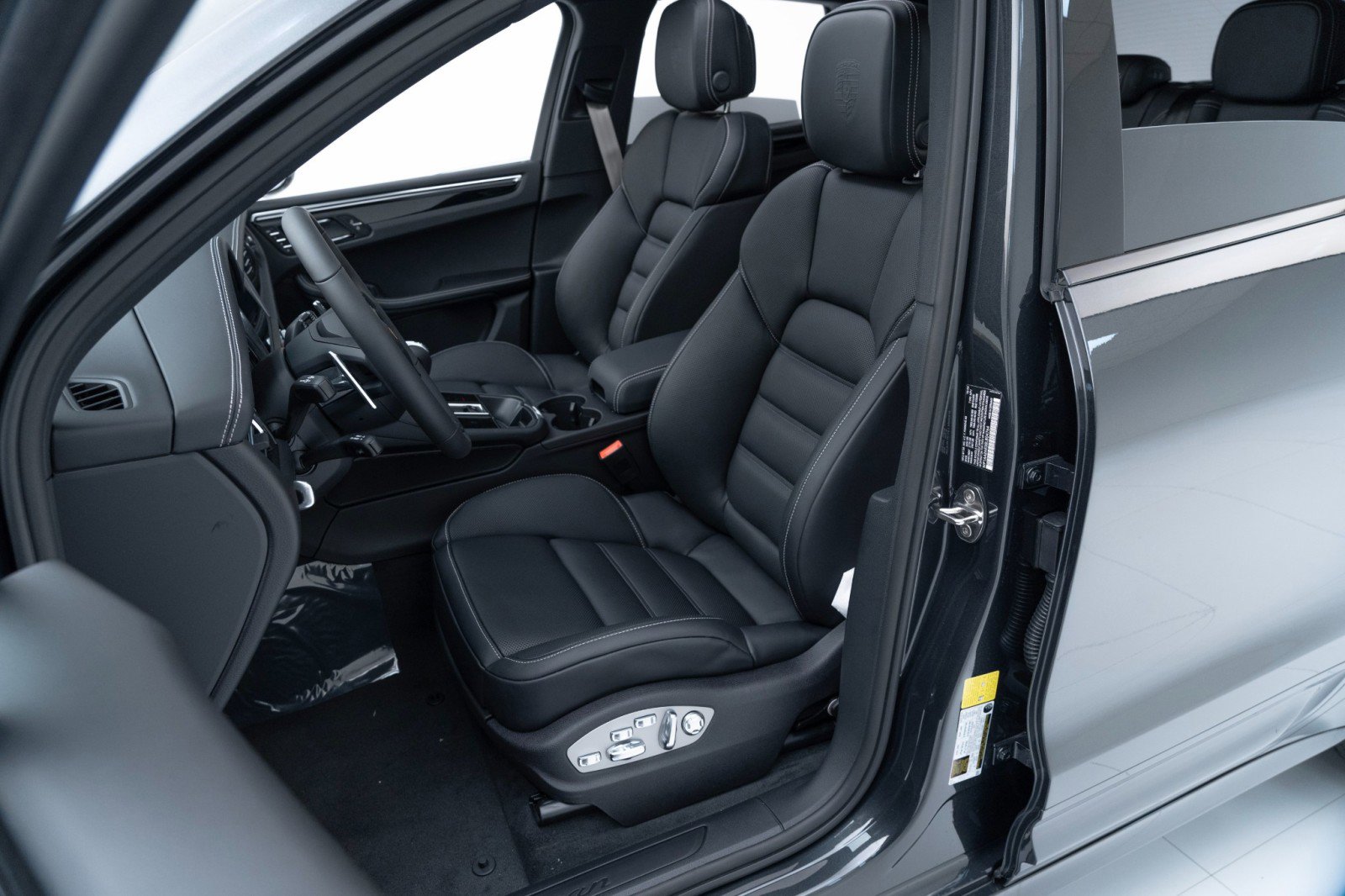 Certified 2025 Porsche Macan AWD/4WD image 5