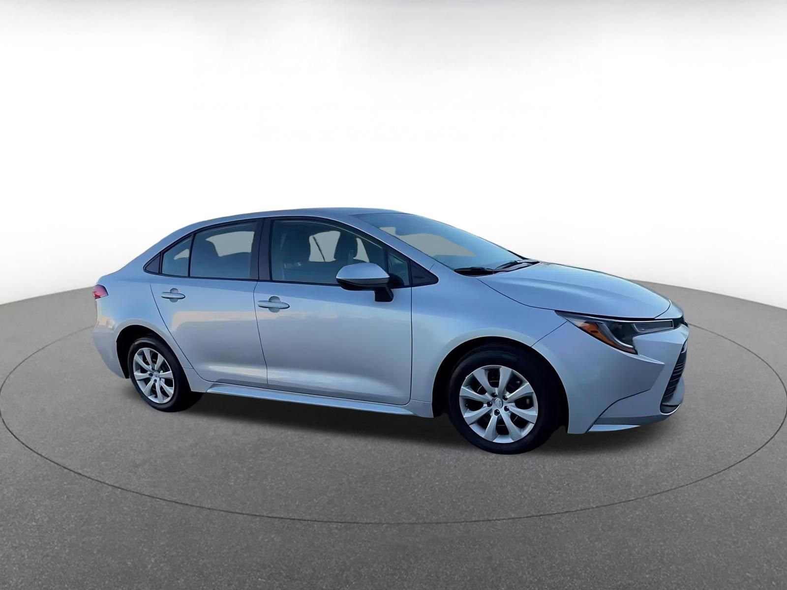 Used 2025 Toyota Corolla LE image 2