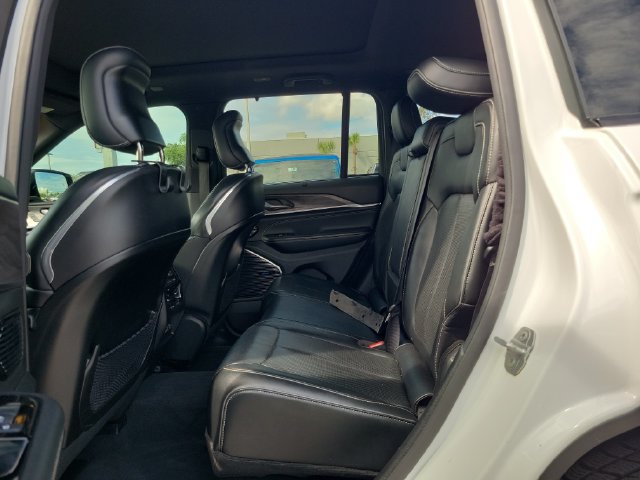 Used 2023 Jeep Grand Cherokee Overland w/ Luxury Tech Group IV RWD image 10