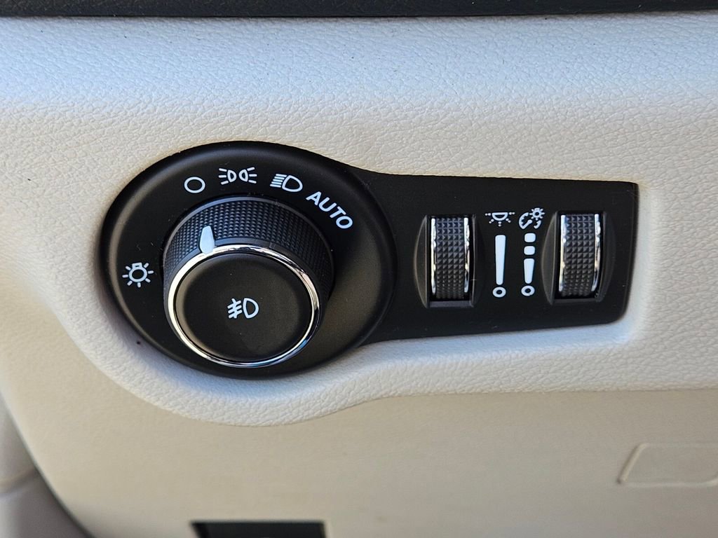 Used 2023 Chrysler Pacifica Touring-L image 26