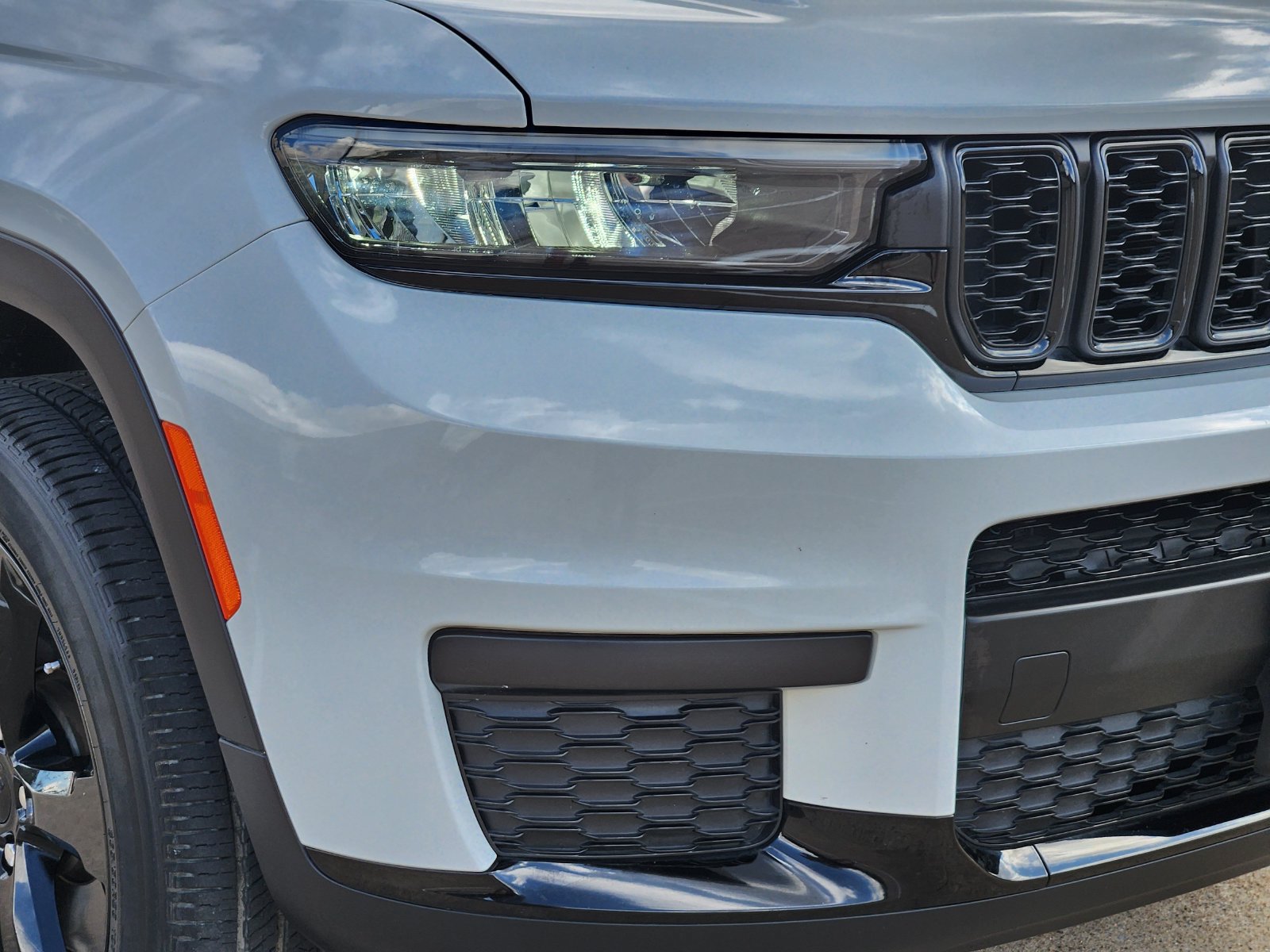 Used 2024 Jeep Grand Cherokee L Altitude AWD/4WD image 9