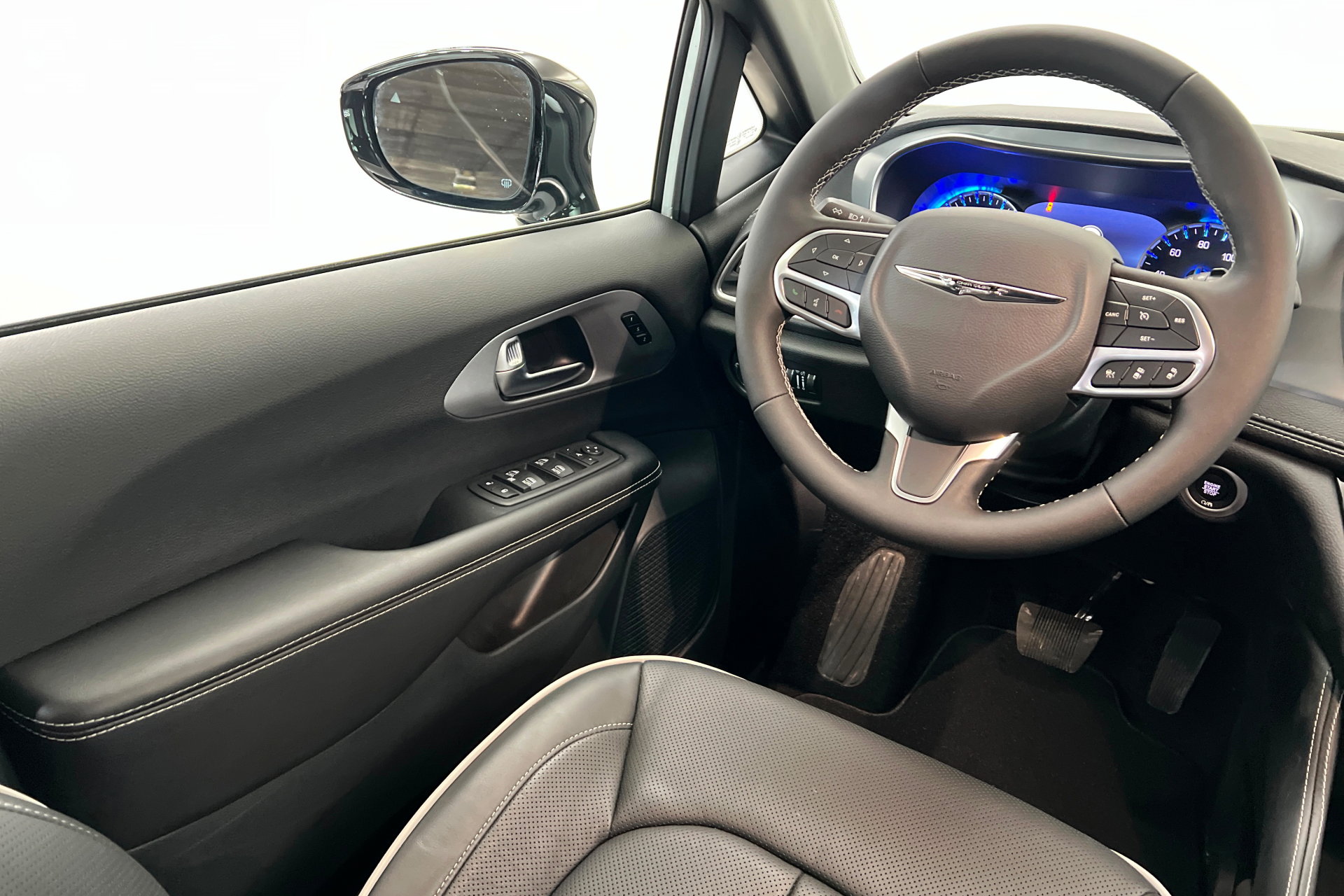 New 2026 Chrysler Pacifica Limited w/ Trailer Tow Group image 11