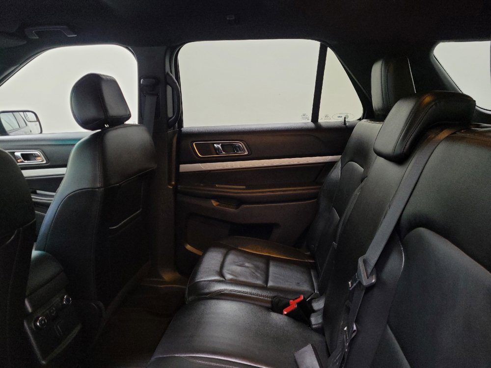 Used 2017 Ford Explorer XLT w/ Equipment Group 202A AWD/4WD image 18
