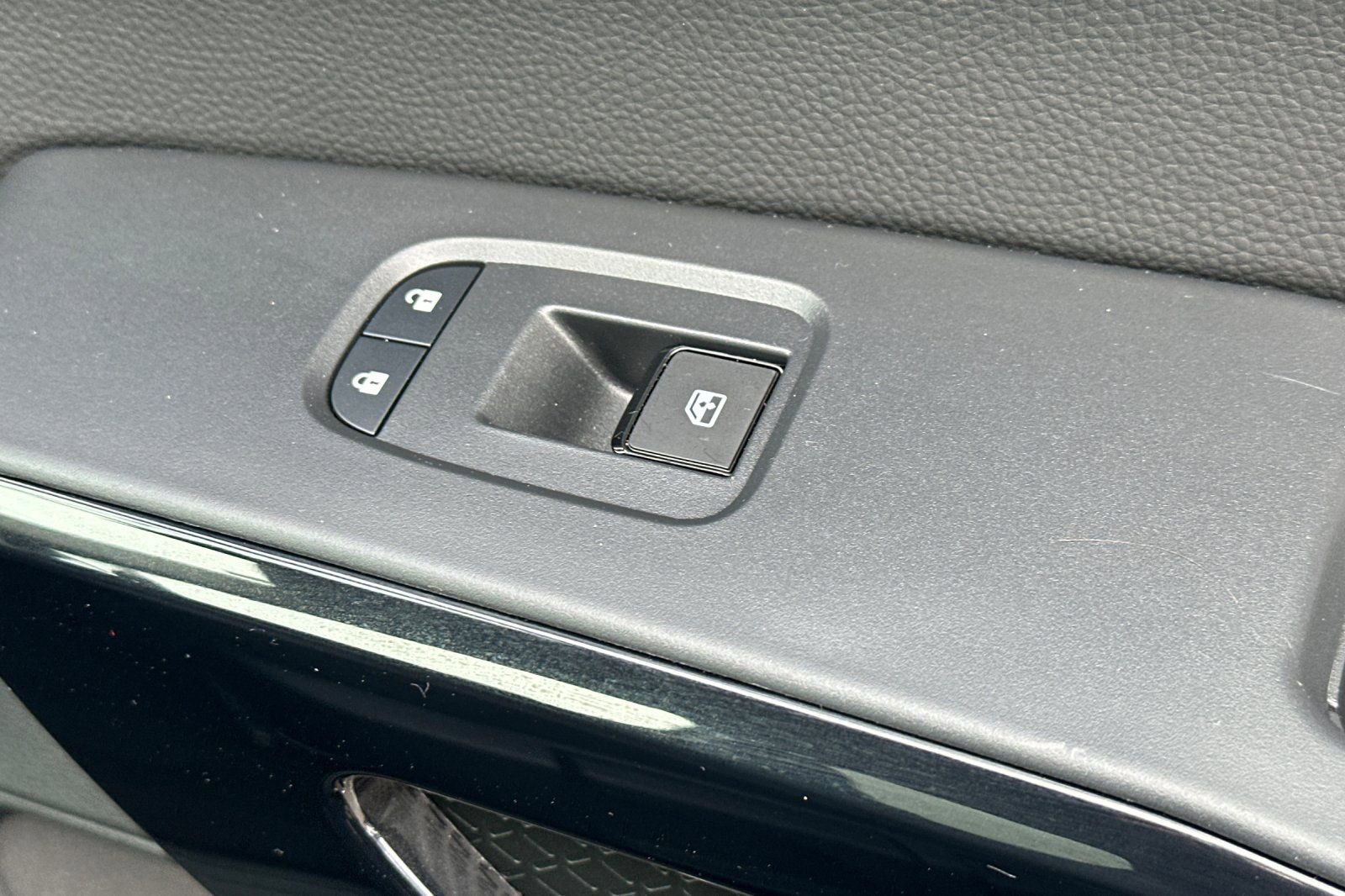 Certified 2025 Nissan Pathfinder SV image 23