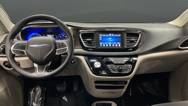 Used 2020 Chrysler Voyager L FWD image 11