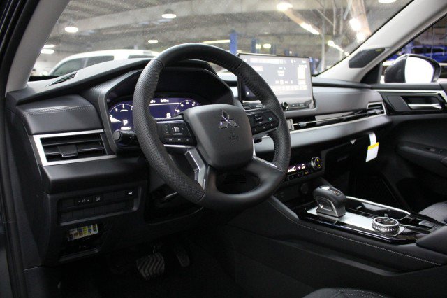 New 2026 Mitsubishi Outlander SE image 5