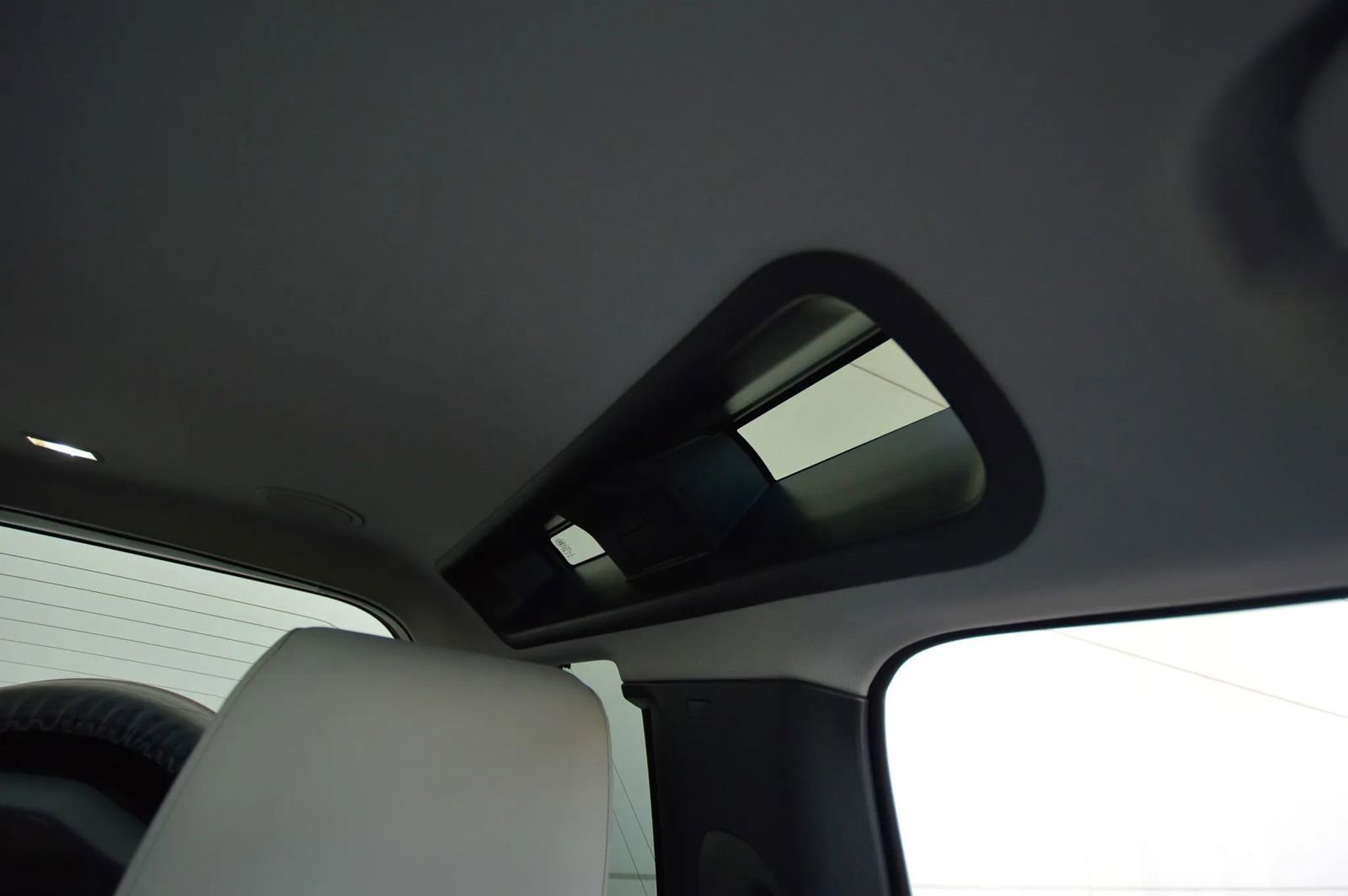 Used 2025 Land Rover Defender 110 X-Dynamic SE image 58