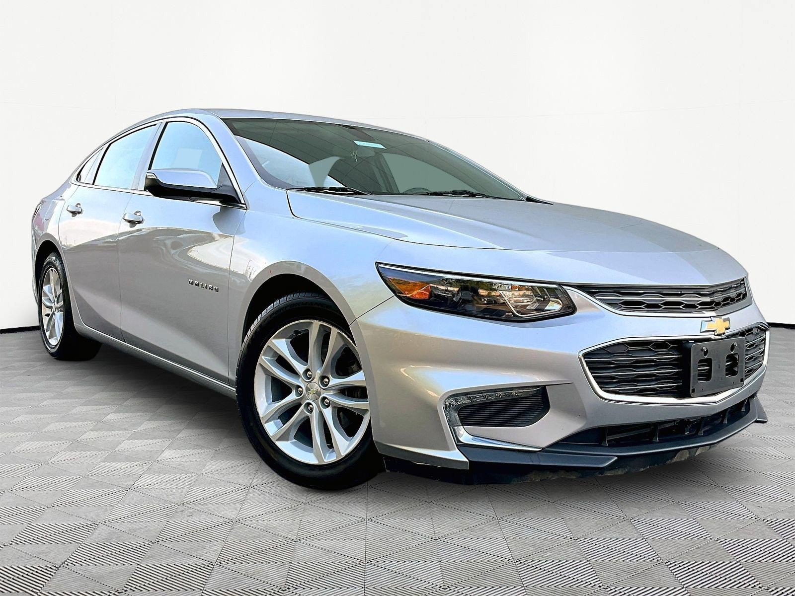 Used 2016 Chevrolet Malibu LT FWD image 3