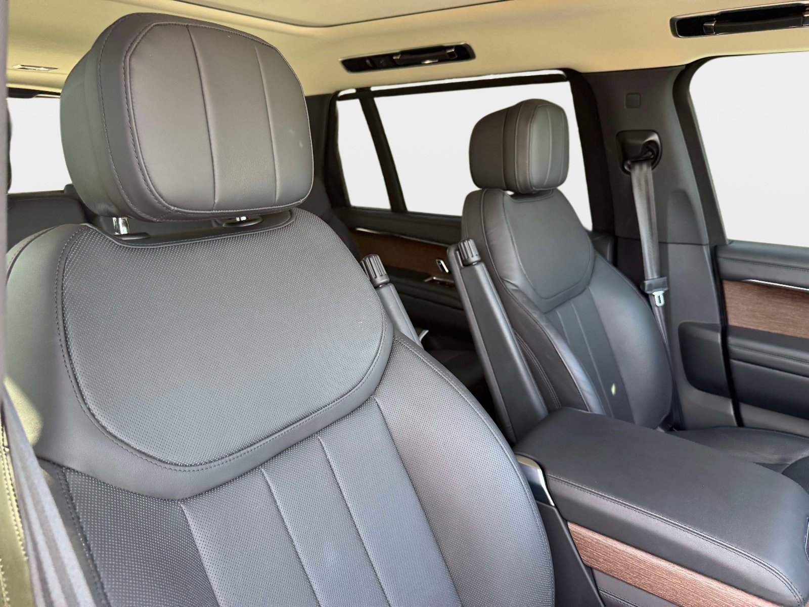 Used 2022 Land Rover Range Rover Long Wheelbase SE image 36