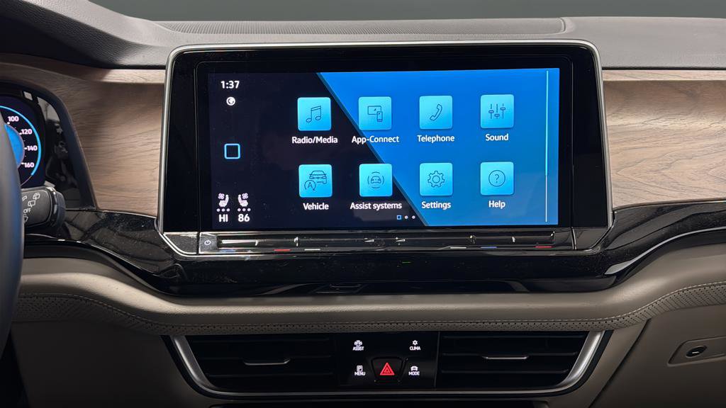 Used 2024 Volkswagen Atlas SE w/ Black Wheel Package image 12