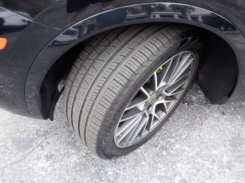 Used 2023 Porsche Cayenne Platinum Edition AWD/4WD image 28