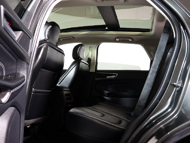 Used 2018 Ford Edge Titanium w/ Equipment Group 302A AWD/4WD image 14