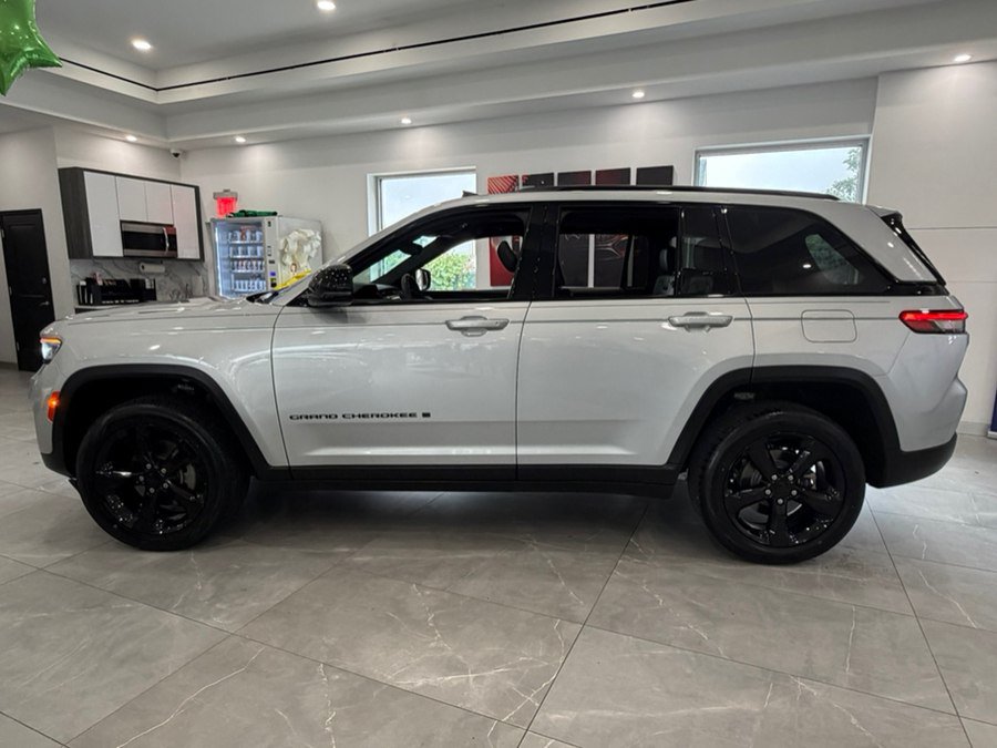 Used 2023 Jeep Grand Cherokee Altitude AWD/4WD image 4