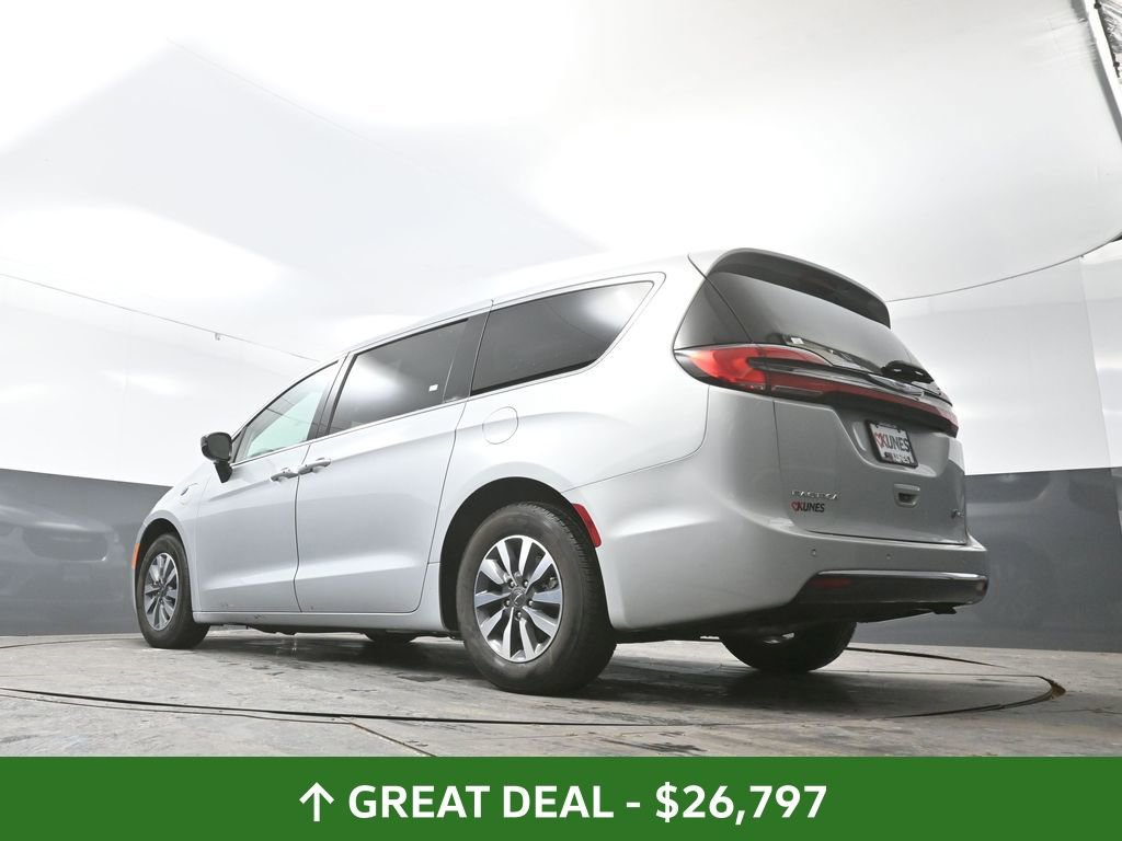 Used 2024 Chrysler Pacifica Select image 58
