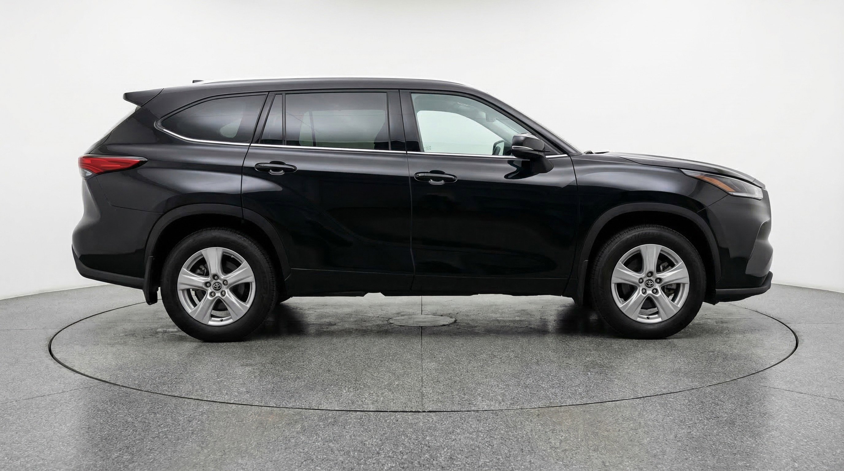 Used 2025 Toyota Highlander LE image 11