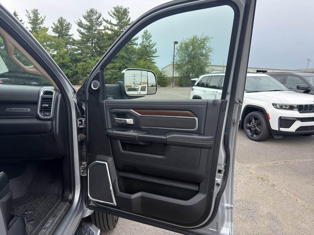 Used 2022 RAM 4500 Laramie AWD/4WD image 17