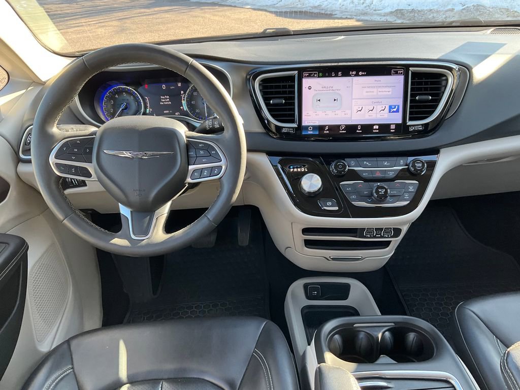 Used 2023 Chrysler Pacifica Touring-L image 3