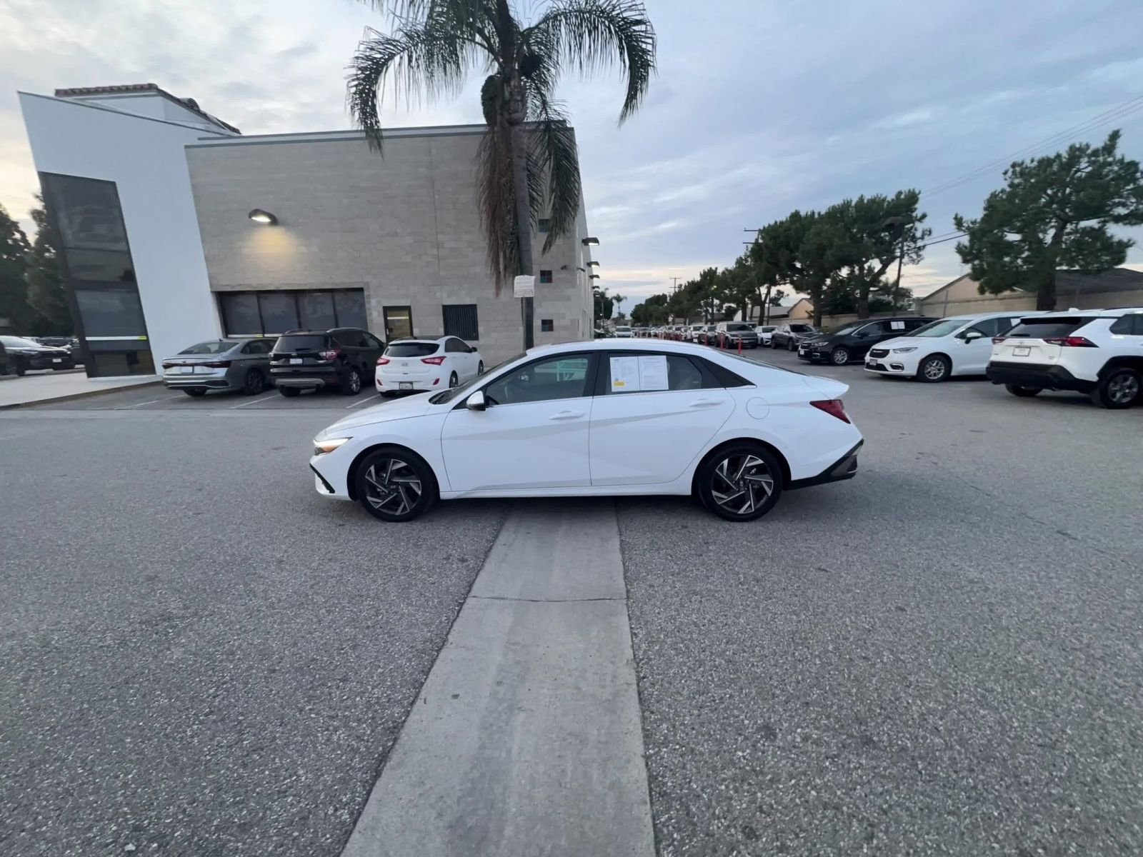 Used 2025 Hyundai Elantra Limited image 16