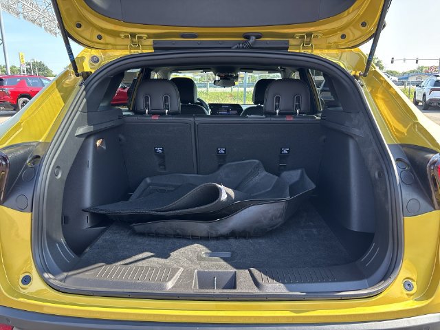Used 2025 Chevrolet Trax RS w/ Sunroof Package FWD image 16