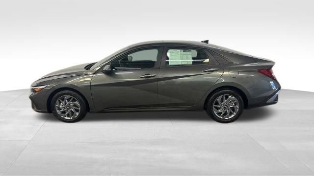 Used 2024 Hyundai Elantra SEL image 2