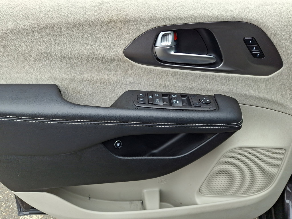Used 2023 Chrysler Pacifica Touring-L image 23