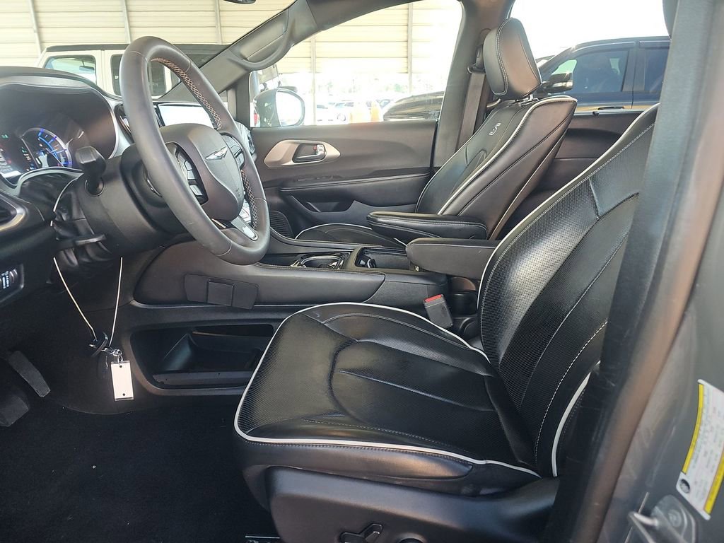 Used 2022 Chrysler Pacifica Limited w/ Uconnect Theater Family Group FWD image 3