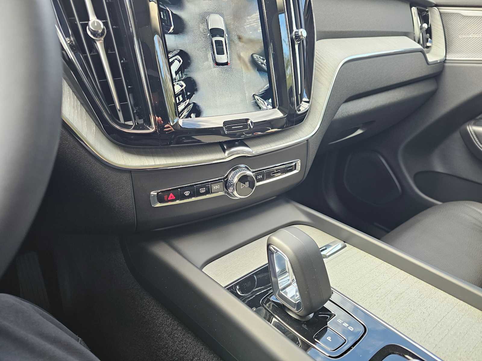 Certified 2025 Volvo XC60 T8 Plus w/ Protection Package Premier image 27