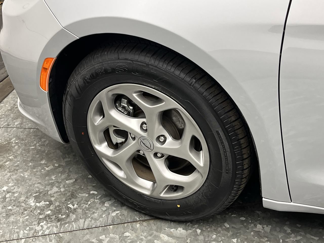 Used 2024 Chrysler Pacifica Limited FWD image 36
