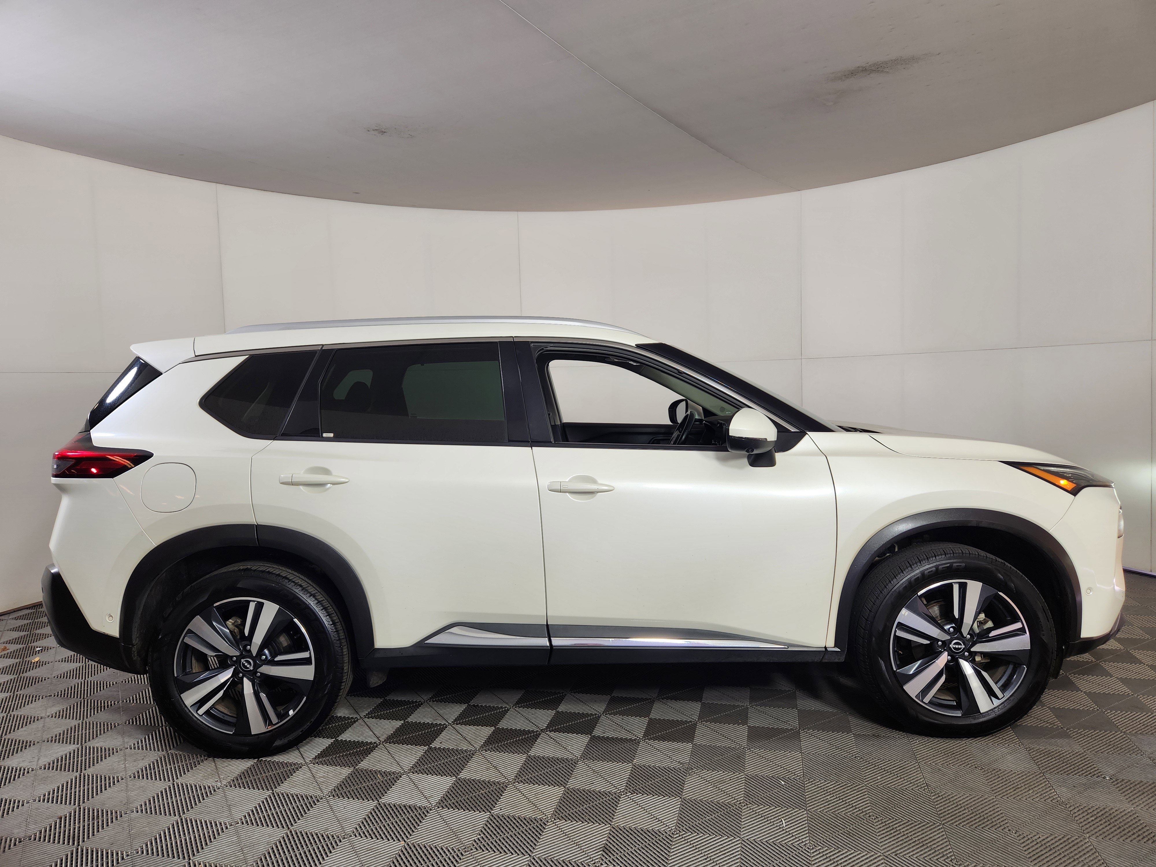 Used 2023 Nissan Rogue SL w/ SL Premium Package image 8